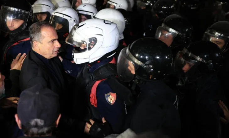 Vijojnë tensionet para Parlamentit, deputeti Luçiano Boçi përplaset me policinë