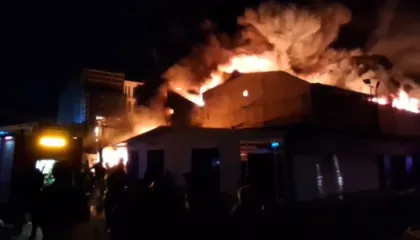 Vijon ende zjarri te “5 Maji”, shkrumbohen 200 biznese, zbulohet shkaku (VIDEO)