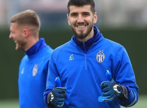 Vijon merakto bardheblu, Bekaj te Tirana