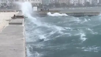 Vijon pezullimi i lundrimit në detin e Vlorës, nuk lejohen udhëtimet drejt Italisë, dallgët arrijnë deri në 7 ballë
