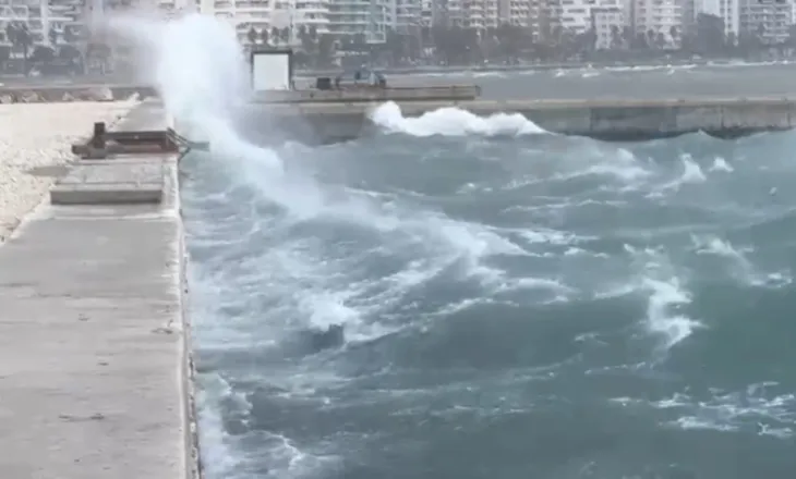 Vijon pezullimi i lundrimit në detin e Vlorës, nuk lejohen udhëtimet drejt Italisë, dallgët arrijnë deri në 7 ballë