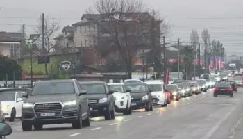 Vijon trafiku i rënduar në aksin Librazhd-Elbasan, radha kilometrike e makinave prek edhe rrugën për në Tiranë/ Bllokohen qytetarët