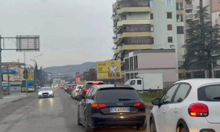 Vijon trafiku i rënduar në qytetin e Elbasanit, rradhë të gjata në aksin Elbasan-Bradashesh