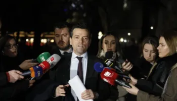 “Vijon turpi në Parlament…” Shehaj: Po shesin letrën që i ka shkuar edhe Lukashenkos si shpëtim nga drejtësia! Bardhi: Kuvendi s’mund të jetë…