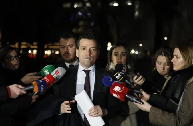 “Vijon turpi në Parlament…” Shehaj: Po shesin letrën që i ka shkuar edhe Lukashenkos si shpëtim nga drejtësia! Bardhi: Kuvendi s’mund të jetë…