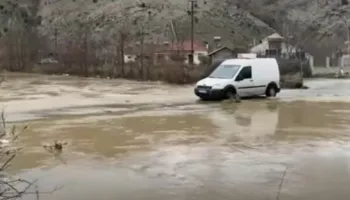 Vjosa arrin pikën kritike/ Reshjet e dendura të shiut, në Fier 27 banesa nën pushtetin e ujit, përmbytet dhe stacioni..