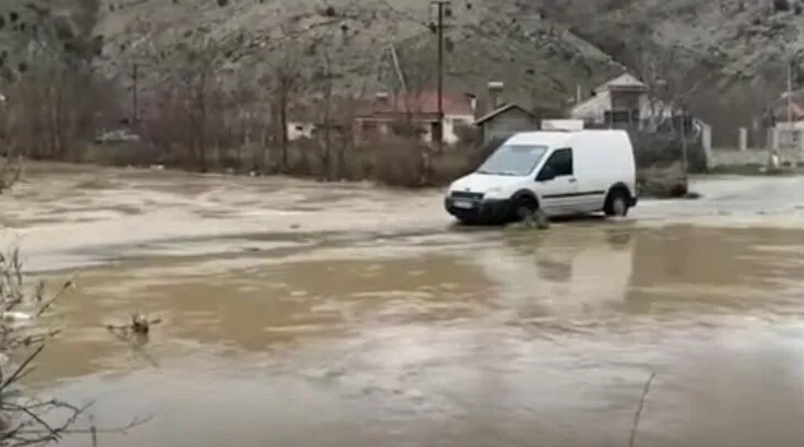 Vjosa arrin pikën kritike/ Reshjet e dendura të shiut, në Fier 27 banesa nën pushtetin e ujit, përmbytet dhe stacioni..