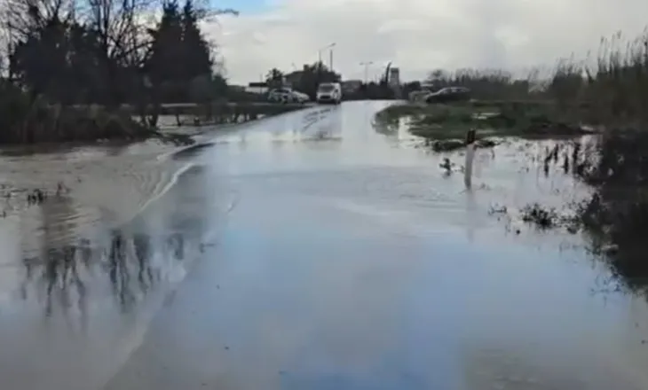 Vjosa bllokon rrugën e vjetër Fier-Vlorë