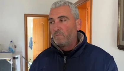 Vjosa del nga shtrati, banesat përfshihen nga uji/ Qytetarët: Jemi të ngujuar