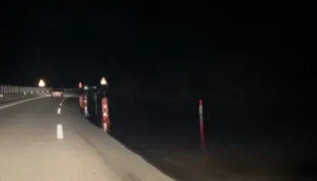 Vjosa del nga shtrati, uji vërshon në autostradën Vlorë-Levan