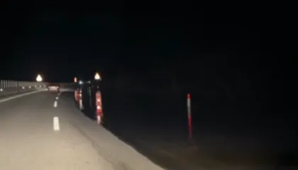 Vjosa del nga shtrati, uji vërshon në autostradën Vlorë-Levan