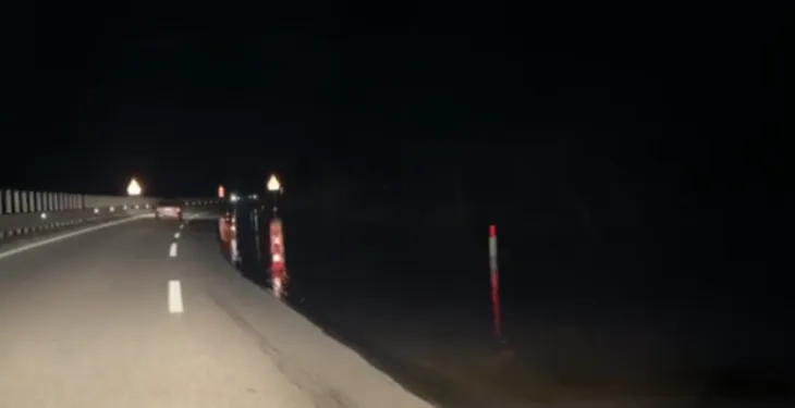 Vjosa del nga shtrati, uji vërshon në autostradën Vlorë-Levan