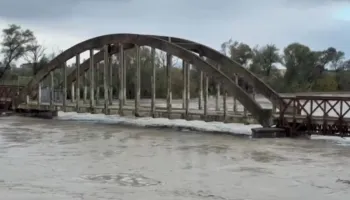 Vjosa del sërish nga shtrati pranë Urës së Mifolit, rrezik rritjeje deri në 9 metra