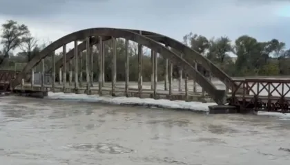 Vjosa del sërish nga shtrati pranë Urës së Mifolit, rrezik rritjeje deri në 9 metra
