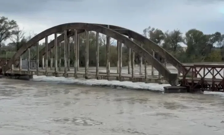 Vjosa del sërish nga shtrati pranë Urës së Mifolit, rrezik rritjeje deri në 9 metra