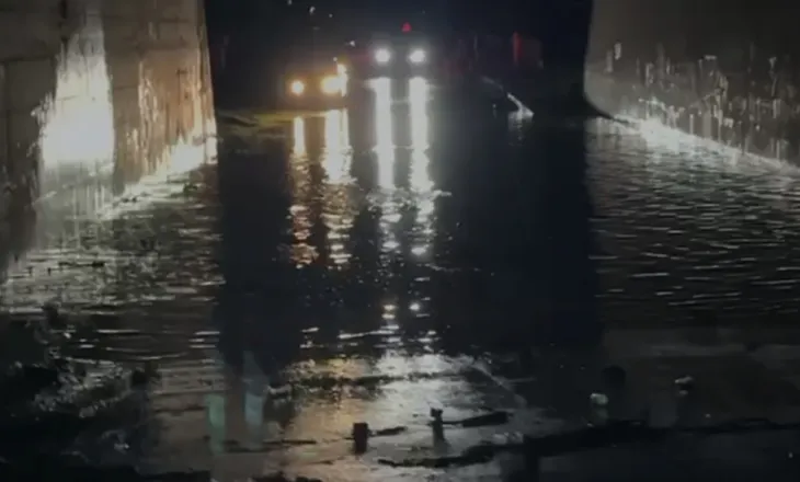 Vjosa doli nga shtrati dhe uji hyri në autostradën Vlorë-Fier, izolohen 6 fshatra