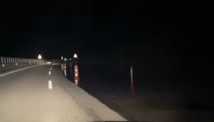 Vjosa përmbyt dhe autostradën Vlorë-Levan, vështirësohet qarkullimi i automjeteve