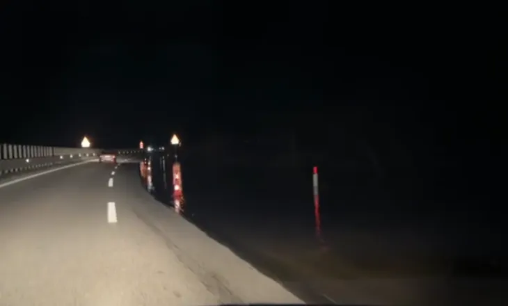 Vjosa përmbyt dhe autostradën Vlorë-Levan, vështirësohet qarkullimi i automjeteve