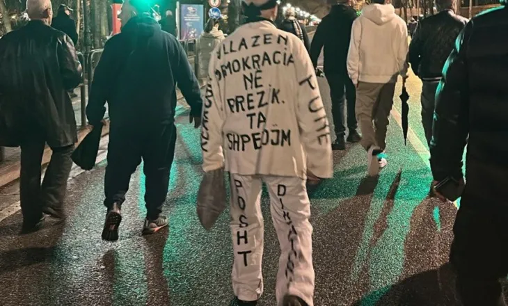 “Vllazën, demokracia në rrezik”, protestuesi tërheq vëmendjen me veshjen e pazakontë