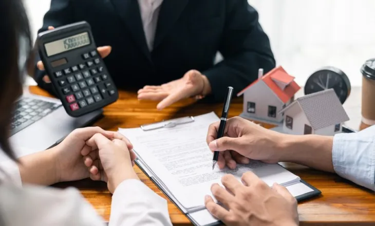 ‘Vlon’ kërkesa për kredi nga shqiptarët, bankat “frenojnë” përkohësisht huanë për banesa