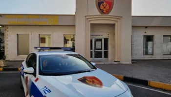 Vlorë/ Nëna denoncon djalin për dhunë në familje, i riu akuzohet për vjedhjen e sendeve me vlerë dhe motorit të babait