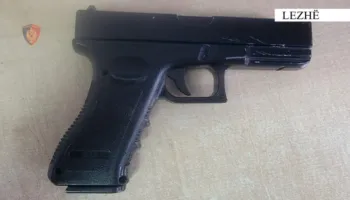Vodhën shuma parash në dy karburante duke përdorur pistoletë lodër, arrestohen dy persona në Lezhë