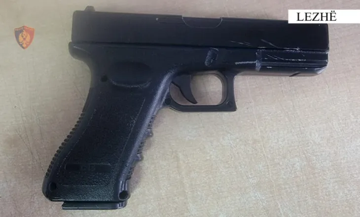 Vodhën shuma parash në dy karburante duke përdorur pistoletë lodër, arrestohen dy persona në Lezhë