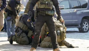 Vranë 37-vjeçarin në Minneapolis, pezullohen nga puna dy agjentët federalë