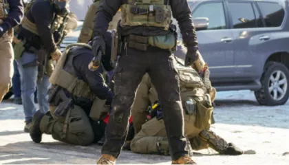 Vranë 37-vjeçarin në Minneapolis, pezullohen nga puna dy agjentët federalë