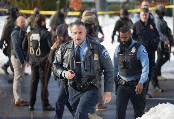 Vrasja e 37-vjeçares nga agjenti i ICE-së në Minneapolis, protestuesit përleshen me forcat e rendit