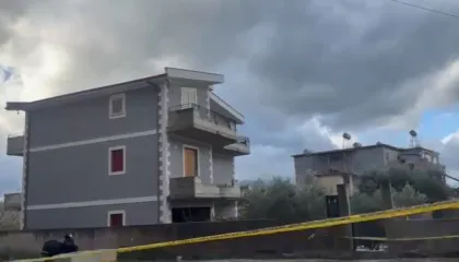 Vrasja e gruas në Orikum, flasin familjarë të çiftit: Dyshohet se 44-vjeçarja u mbyt me fashetë!