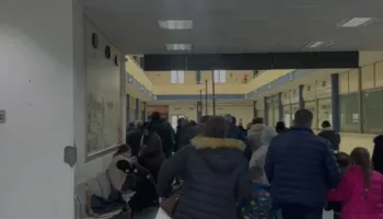 Wizz Air braktis pasagjerët në aeroportin e Brindisit: Vetëm 220 vetë nisen drejt Rinasit, të tjerët kthehen pas