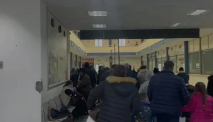 Wizz Air braktis pasagjerët në aeroportin e Brindisit: Vetëm 220 vetë nisen drejt Rinasit, të tjerët kthehen pas