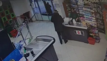 Yzberishtit/ Hyn i maskuar në market, shtetasi kërcënon kasieren, punonjësja përfundon në spital