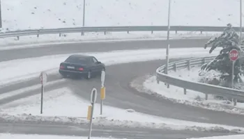 Zbardhen zonat malore të qarkut të Elbasanit, në disa akse kalohet vetëm me zinxhir