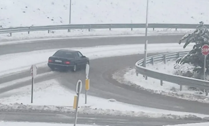 Zbardhen zonat malore të qarkut të Elbasanit, në disa akse kalohet vetëm me zinxhir