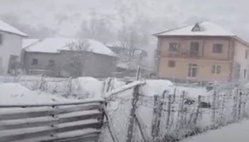 Zbardhet nga bora edhe Elbasani, pezullohet mësimi në disa shkolla, kalimi në rrugë vetëm me zinxhir