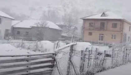 Zbardhet nga bora edhe Elbasani, pezullohet mësimi në disa shkolla, kalimi në rrugë vetëm me zinxhir