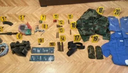 Zbulohet arsenal armësh dhe uniforma të policisë serbe në Mitrovicën e Veriut