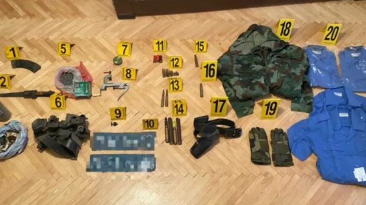 Zbulohet arsenal armësh dhe uniforma të policisë serbe në Mitrovicën e Veriut