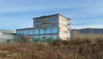 Zbulohet “shtëpi bari” në Lezhë, disa të arrestuar/ Gjenden armë, municion luftarak, kokainë dhe kanabis