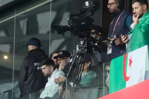 Zemra e babait… Zidane në Rabat për Algjerinë e Luca-s, gëzim për golin e fitores