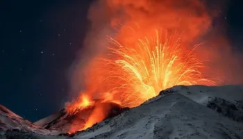 “Zgjohet” Etna, shpërthen vullkani më aktiv në Europë. Pamjet virale