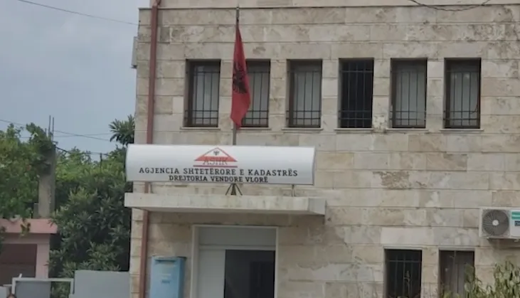 Zhvendosja e Kadastrës në Tiranë/ Presion ndaj punonjësve të Vlorës, nëndrejtori pezullohet nga puna