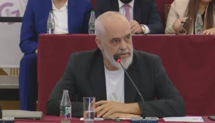 “Zhvisheni administratën nga familja!”/ Nëse vetëdeklarimi në parti nuk funksionon, Rama aktivizon…