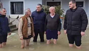 “Zhytet” në ujë Tedi Blushi në Durrës: Nuk na përmbyti Zoti, gjendja e emergjencës të shpallet shpejt