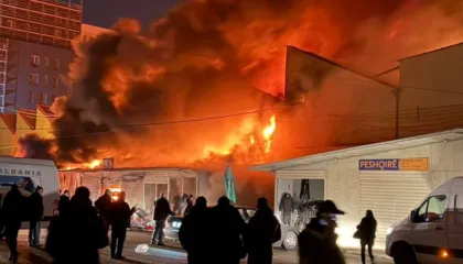 Zjarr i frikshëm në tregun e rrobave të përdorura tek ”5 Maji”, dikush e ka piketuar për Kulla!