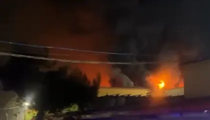Zjarr i madh në Tiranë, përfshihet nga flakët tregu i rrobave të përdorura te “5 Maji”, detajet e para (VIDEO)