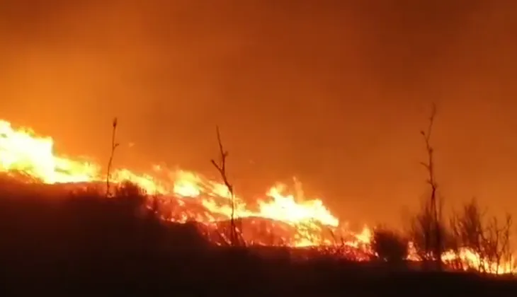 Zjarr i madh pranë bazës së Pashalimanit në Orikum, era e fortë favorizon përhapjen e flakëve! Ndërhyjnë zjarrfikësit