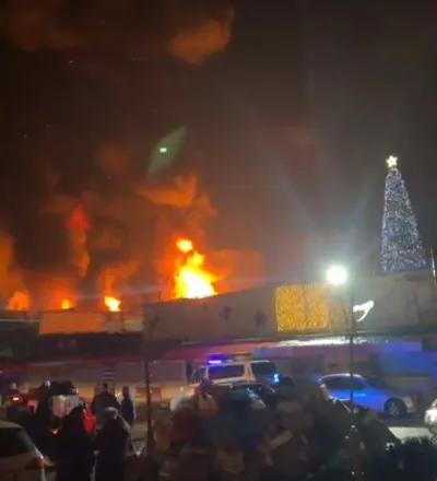 Zjarr i madh tek tregu i ‘5 Maji’ në kryeqytet, rrezikohen ndertesat perreth